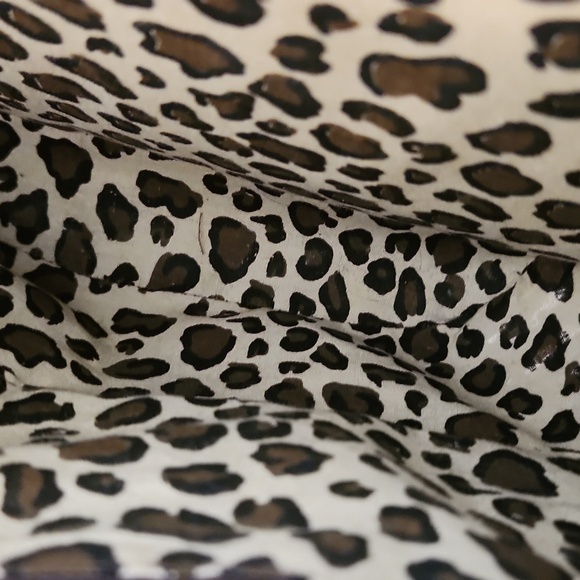 Big Brown Straw Bag With Animal Print Lining And Front Hardware Closure - Picture 14 of 15